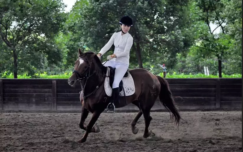 Ratsastusvaatteet: Outfit ratsastaja hevosella. Kuinka valita naispuolinen ratsastuspuku? 19173_7