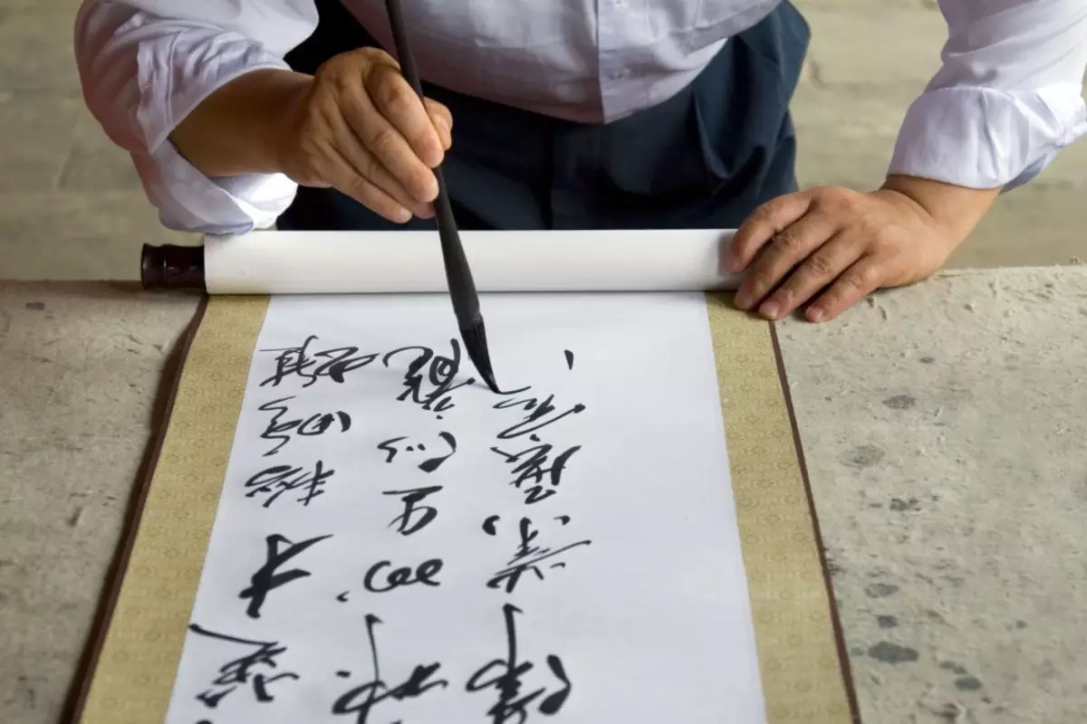 Kaligrafi kinez: A duhet të di hieroglyphs për t'u angazhuar në Kina kaligrafi? Stilet për fillestarët 19183_3