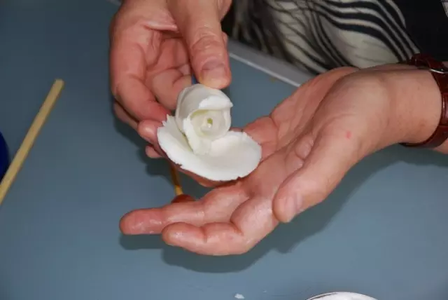 Hladni porcelan z lastnimi rokami (31 fotografijami): Kako narediti tekoči porcelan doma? Glavni razredi za začetnike 19190_19