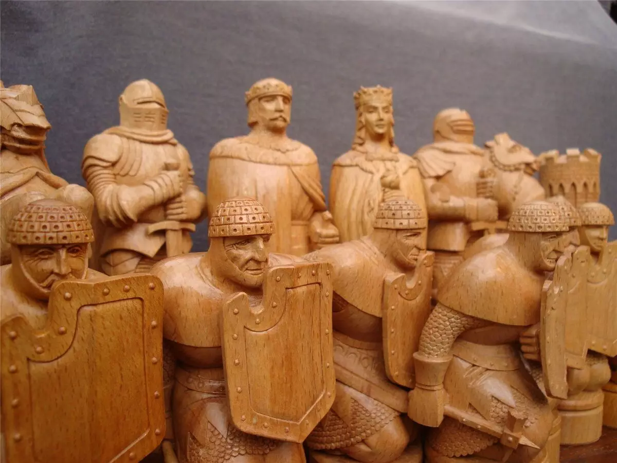 Nikerdatud puidust male (17 fotot): käsitsi valmistatud omadused, Carving of Chess puidust arvud, joonised ja tehnoloogia 19196_2