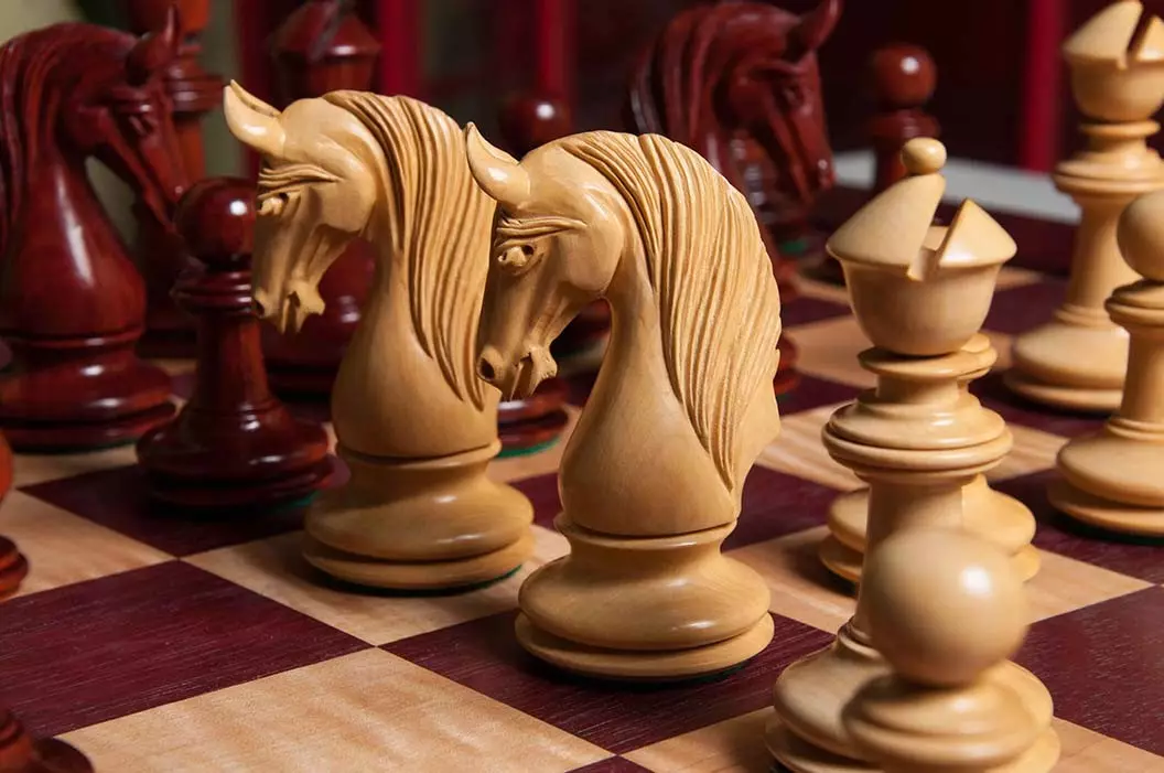 xadrez esculpido madeira (17 fotos): características artesanais, entalhe de xadrez de madeira figuras, desenhos e tecnologia 19196_4