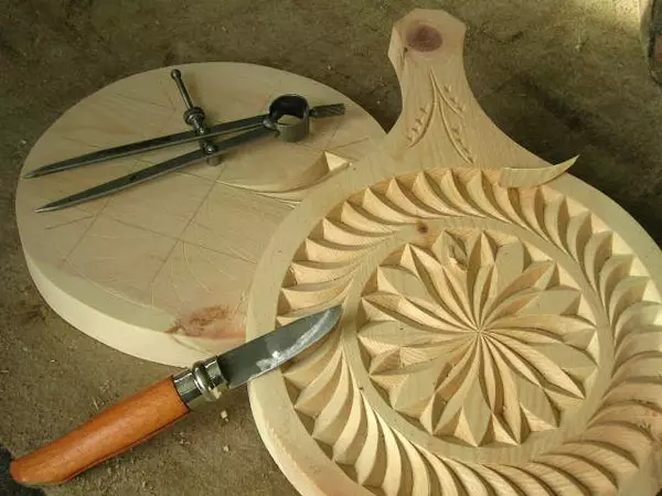 Gdhendje gjeometrike të drurit (34 foto): modelet dhe stolitë për fillestarët, bazat dhe llojet e tjera. Ku të filloni? Çfarë duhet thika? 19206_15