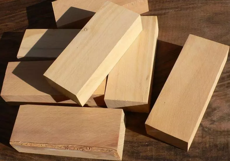 ભૌમિતિક લાકડું કોતરણી (34 ફોટા): પ્રારંભિક, સોકેટ્સ અને અન્ય પ્રકારો માટે પેટર્ન અને અલંકારો. જ્યાં શરૂ કરવા માટે? છરીઓ શું જરૂર છે? 19206_16
