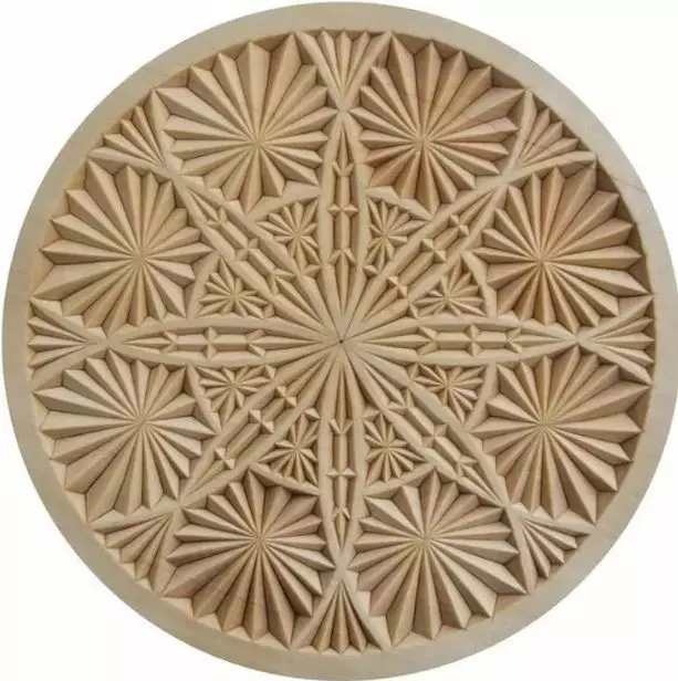 Geometric wood carving (34 mga larawan): mga pattern at burloloy para sa mga nagsisimula, sockets at iba pang mga uri. Saan magsisimula? Ano ang kailangan ng mga kutsilyo? 19206_5