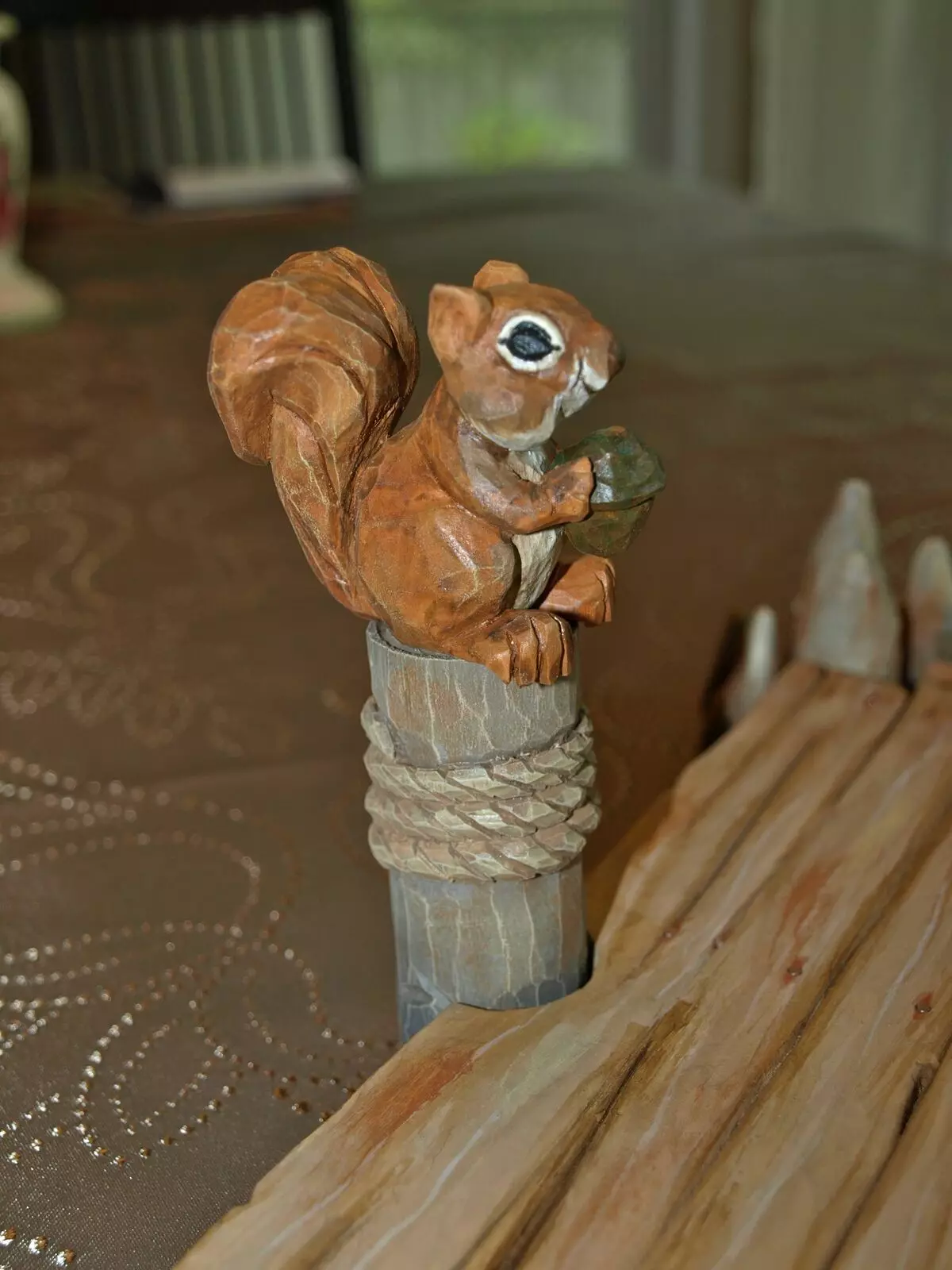Kettingzaag houtsnijwerk: houten sculpturen voor beginners. Hoe de pilage van de beer en andere grote sculpturen, een eekhoorn en paddestoel te laten knippen? 19208_20