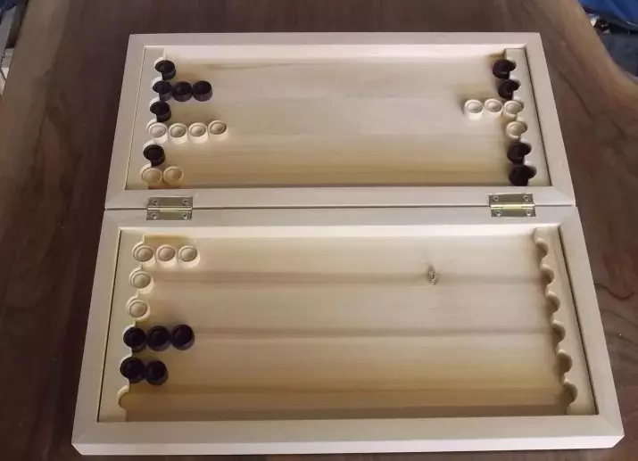 Backgammon yang diukir (26 Foto): Kajian semula model buatan tangan dengan sisi geometri dan lain-lain, subtleties pengeluaran jururawat ukiran kayu 19222_15
