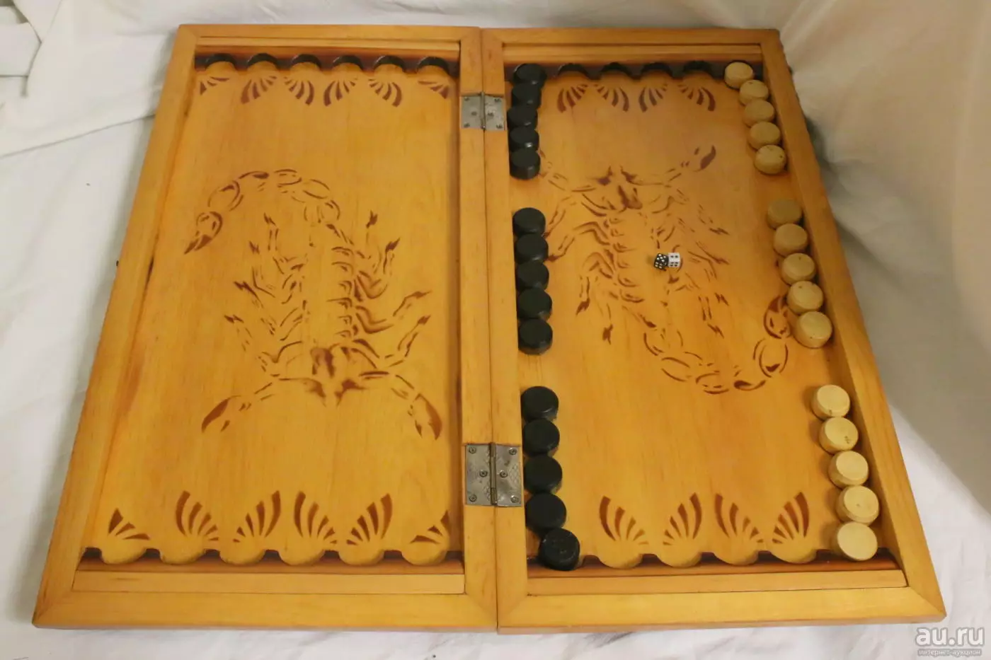 Backgammon yang diukir (26 Foto): Kajian semula model buatan tangan dengan sisi geometri dan lain-lain, subtleties pengeluaran jururawat ukiran kayu 19222_17