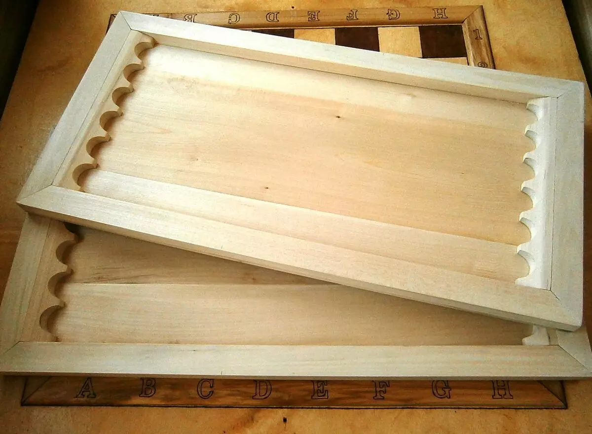 Backgammon yang diukir (26 Foto): Kajian semula model buatan tangan dengan sisi geometri dan lain-lain, subtleties pengeluaran jururawat ukiran kayu 19222_6