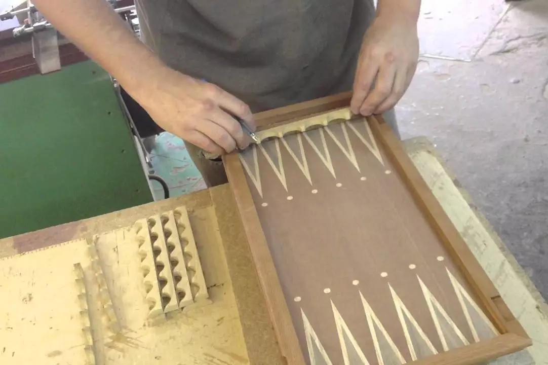 Backgammon yang diukir (26 Foto): Kajian semula model buatan tangan dengan sisi geometri dan lain-lain, subtleties pengeluaran jururawat ukiran kayu 19222_7
