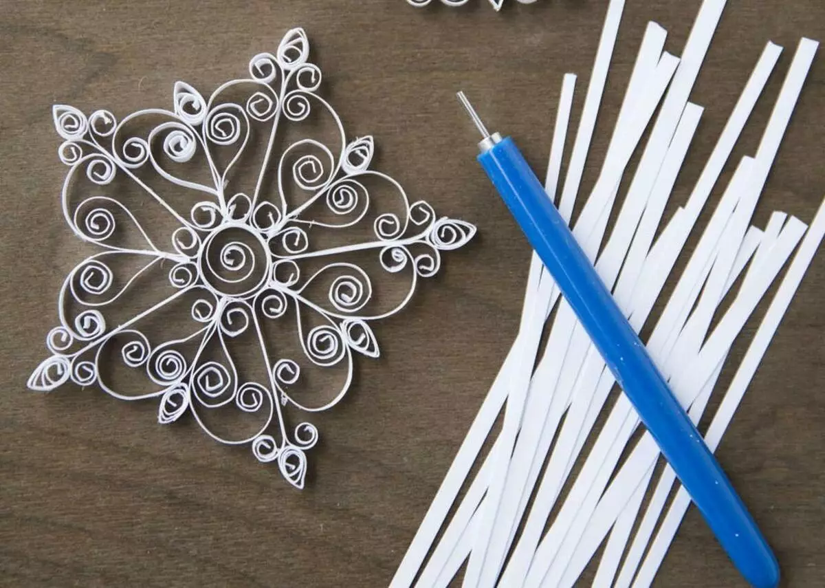 Nowy Rok Pocztówki Quilling: Pocztówki na nowy rok z własnymi rękami w technikach quilling, jak zrobić choinkę w stylu pocztówki, oryginalne pomysły i klasy główne 19228_8