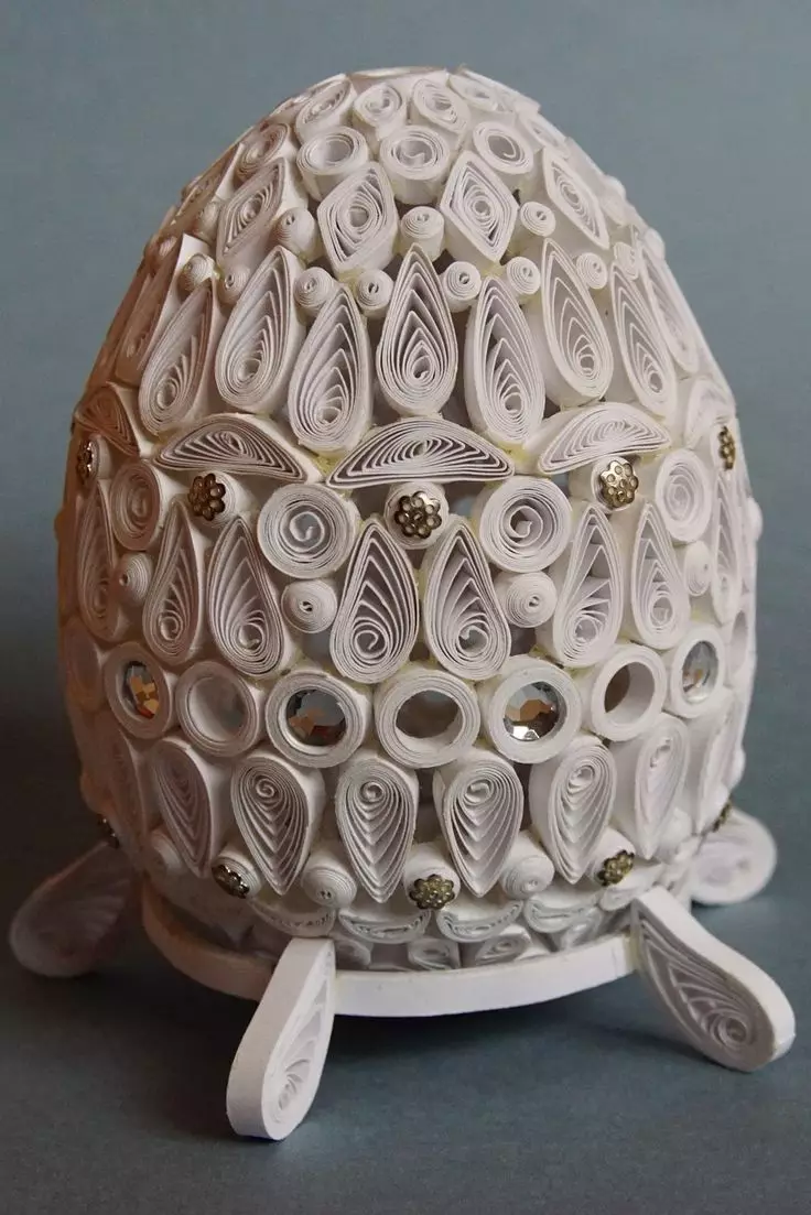 Ous de Pasqua en la tècnica de quilling (56 imatges): Classes magistrals de producció de malla i altres ous de Pasqua a la tècnica de quilling amb les mans, pas a pas, exemples d'artesania 19235_42