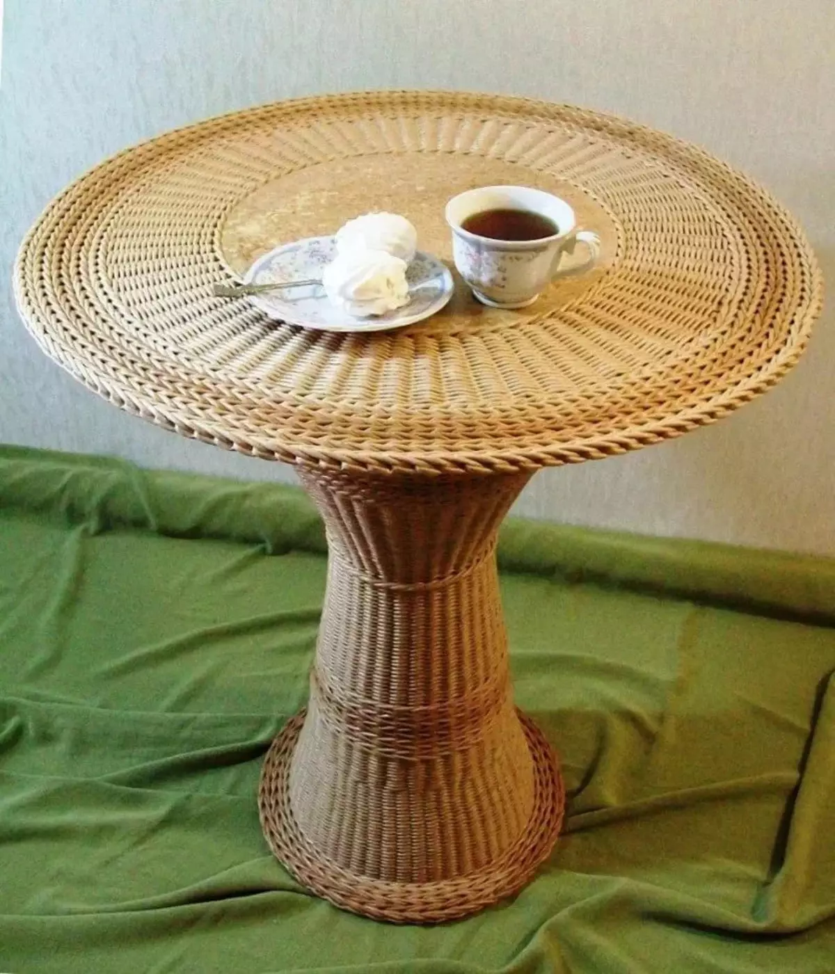 Столик лоза. Плетеный столик. Плетеная мебель из бумажной лозы. Изделия из бумажной лозы столики.