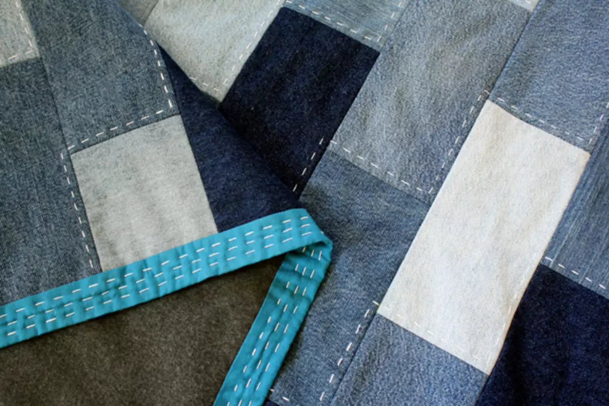 Täckt från denim Losks (27 bilder): Master klasser på skräddaren av plaid och lapptäcke filt från de gamla jeans i stil med lapptäcke gör det själv 19277_20