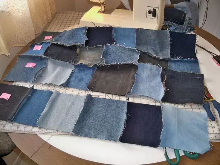 Denim Losks（27枚の写真）からカバーされています：パッチワークのスタイルの古いジーンズからの格子縞とパッチワークの毛布のマスタークラス 19277_25