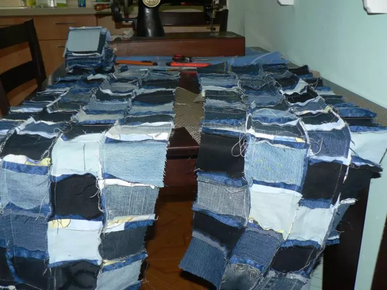 Pokryté džínsovým Losks (27 fotografií): Majstrovstvá triedy na krajčírstvo plaid a patchwork deku zo starých džínsov v štýle patchwork 19277_26