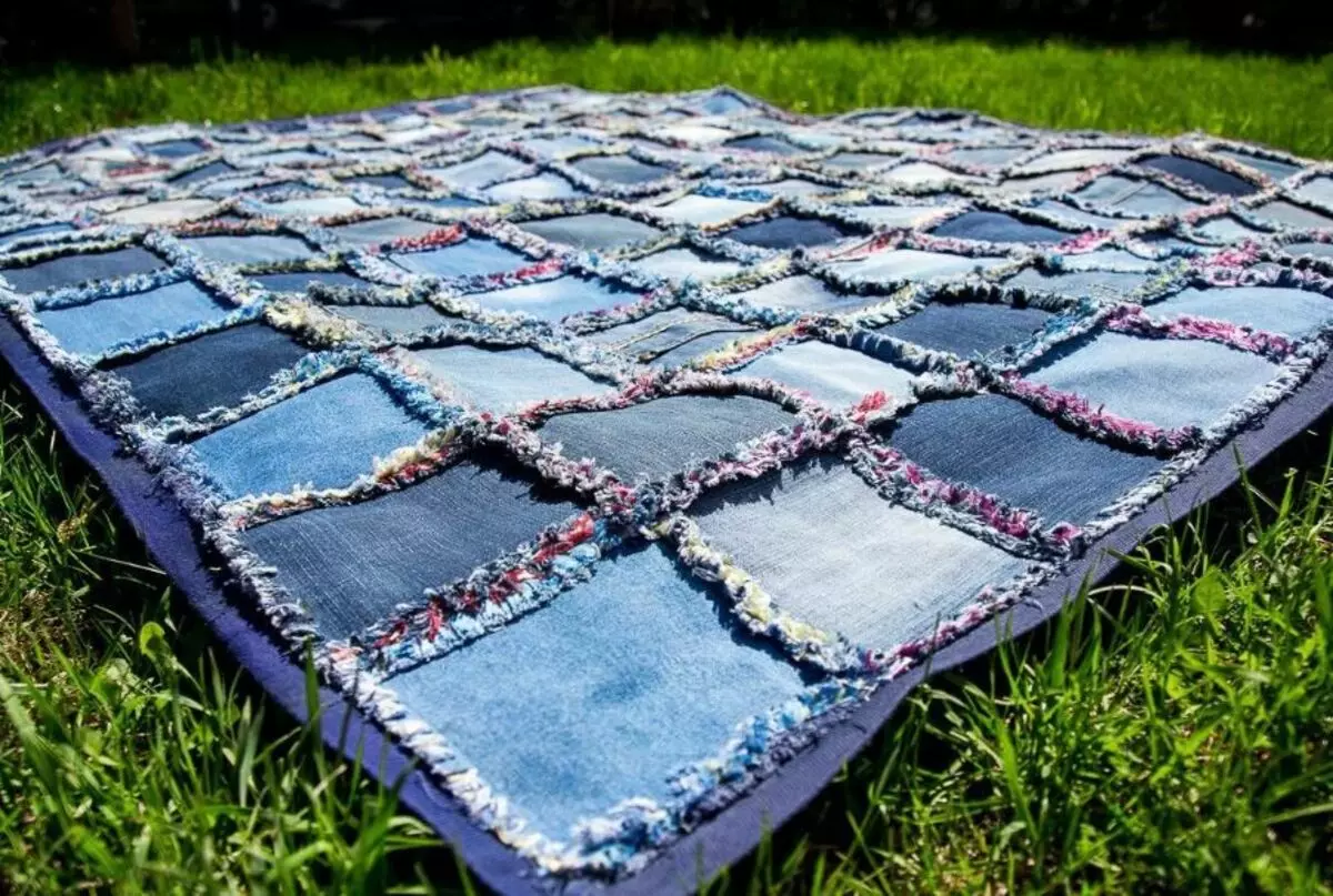 Pokryté džínsovým Losks (27 fotografií): Majstrovstvá triedy na krajčírstvo plaid a patchwork deku zo starých džínsov v štýle patchwork 19277_6