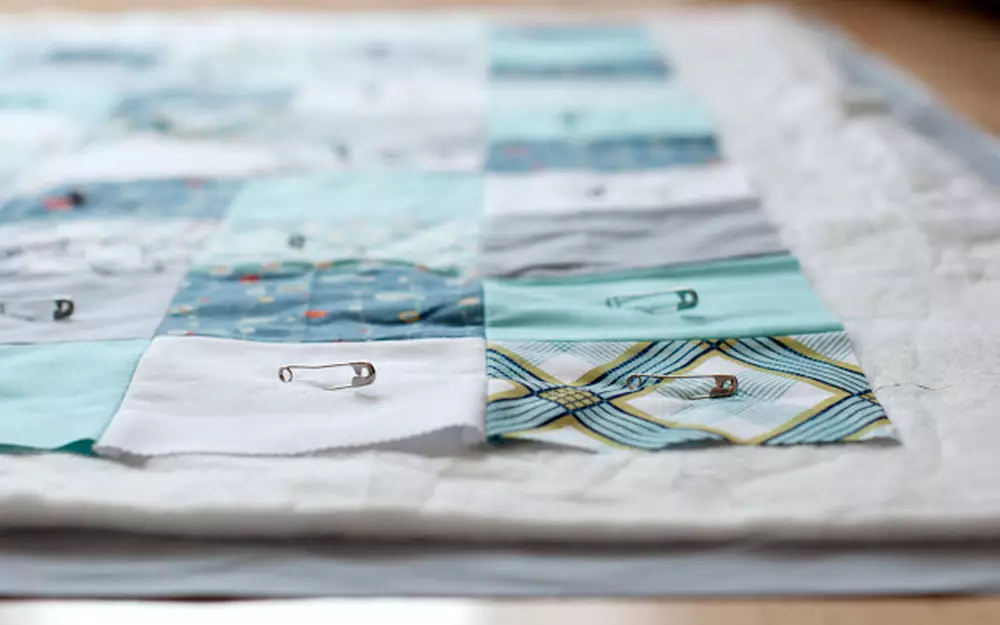 Patchwork sengetæppe for begyndere (25 billeder): Lys sy ordninger i patchwork stil. Hvordan sys det med deres egne hænder fra firkanter og flap trin for trin? 19289_16