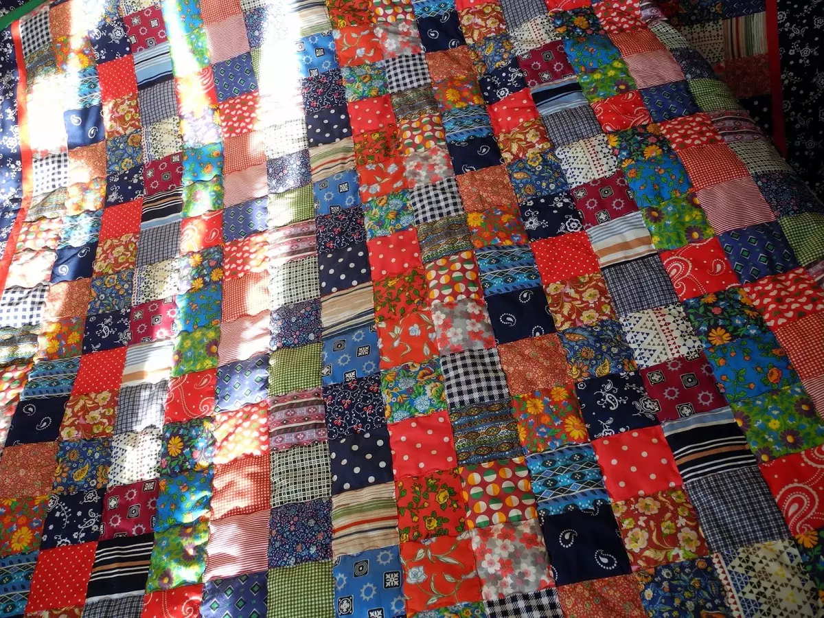 Bedspreat Patchwork kanggo pamula (25 foto): skema jahit cahya ing gaya patchwork. Kepiye cara njahit tangane dhewe saka alun-alun lan flap langkah-langkah? 19289_17