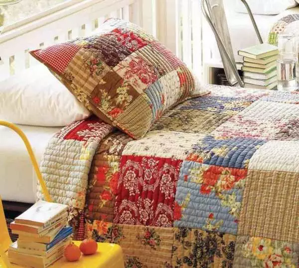 Patchwork bedspread for beginners (25 photos): Light Sewing Schemes in Patchwork Style. How to sew it with their own hands from squares and flap step by step? 19289_18