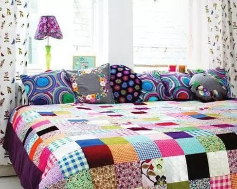 Patchwork BedsPread kezdőknek (25 fotók): Fény varrási sémák patchwork stílusban. Hogyan kell varrni a saját kezével négyzetekről és lépcsőn? 19289_19