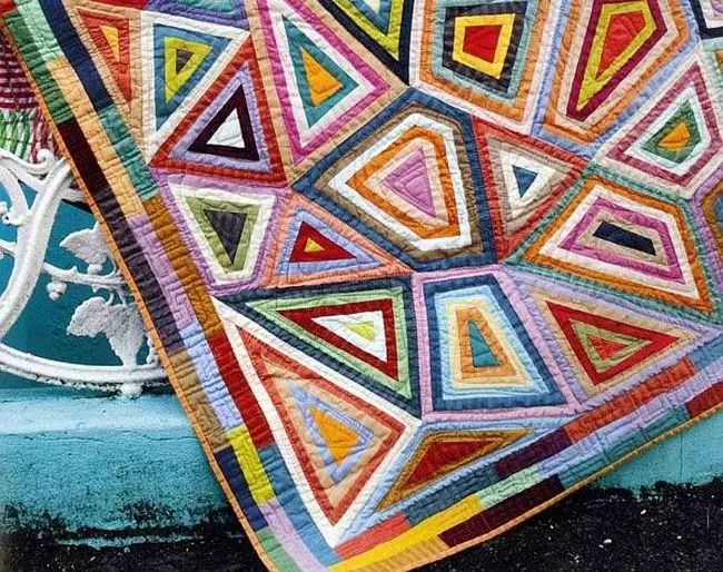 I-Patchwork Bedspreadaad yabaqalayo (izithombe ezingama-25): Izinhlelo zokuthunga ezikhanyayo ngesitayela se-patchwork. Ungayithunga kanjani ngezandla zayo kusuka ezigcawini nasezigcawini ngesinyathelo ngesinyathelo? 19289_22