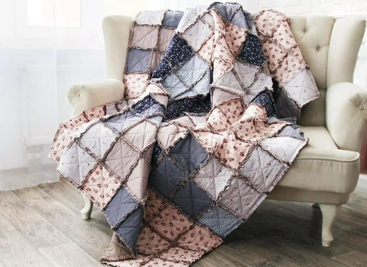 Пачка одеял (82 фото): иске киемдәге пач эш стилендәге одеялны ничек тегергә? Схемалар, адым саен күрсәтмәләр һәм мастер-класс 19290_78