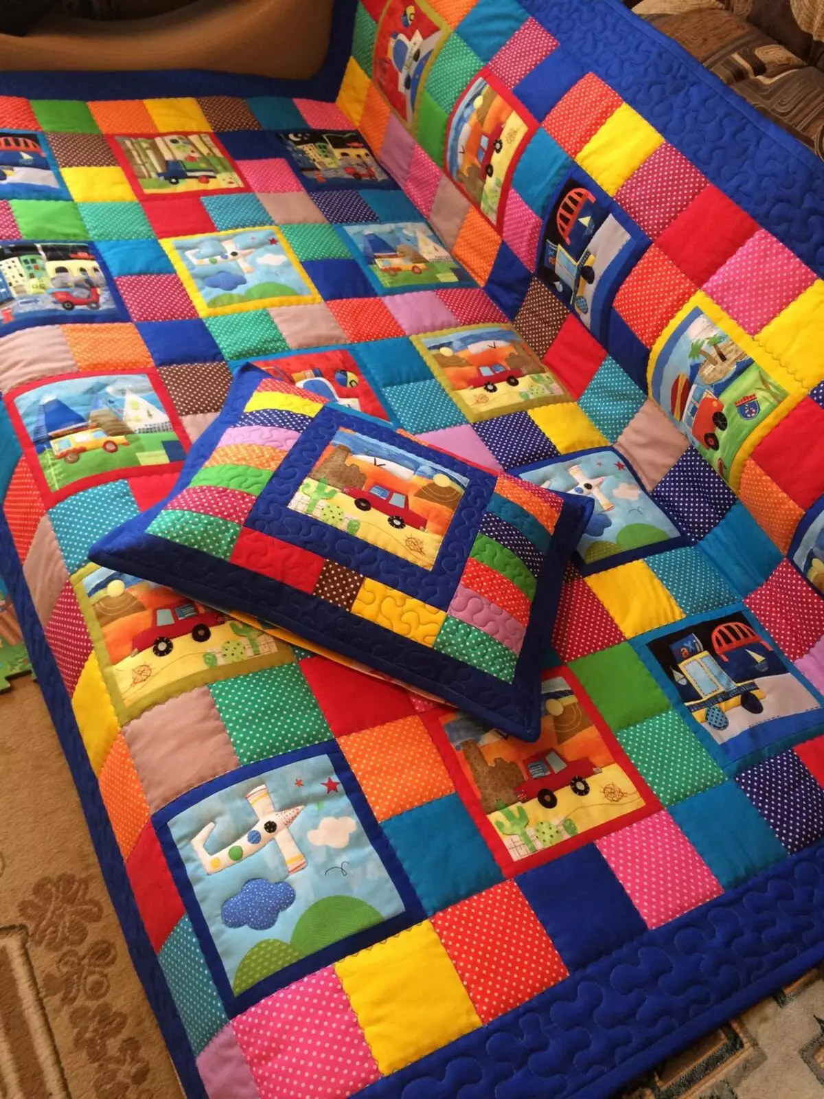 Børne tæpper i patchwork stil (47 billeder): hurtig tæppe oversigt for drenge og piger. Hvordan sys dem med dine egne hænder? Ordninger for begyndere 19291_18