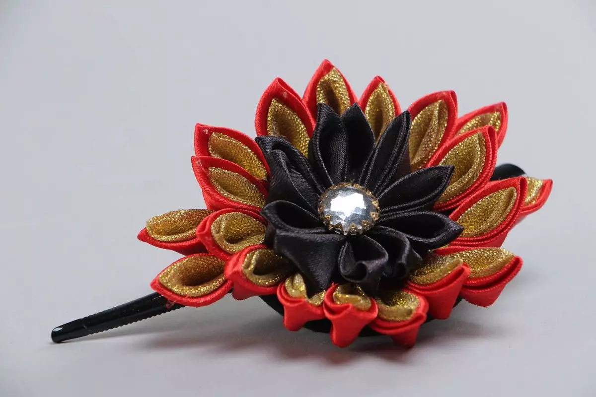 Kanzashi (118 photos): What is it? Master classes and new ideas of crafts from satin and other ribbons in Kandzasi technique with their own hands 19295_10