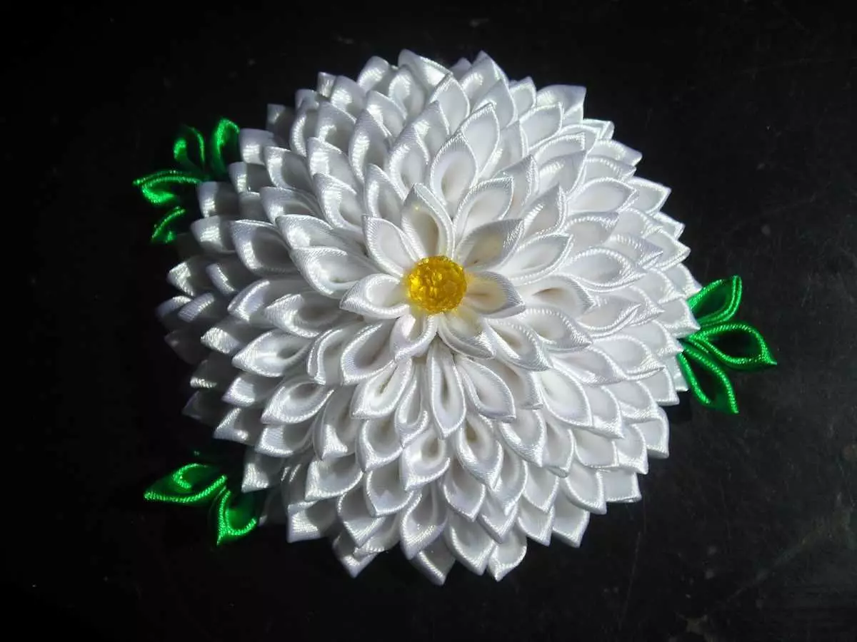 Kanzashi (118 photos): What is it? Master classes and new ideas of crafts from satin and other ribbons in Kandzasi technique with their own hands 19295_60