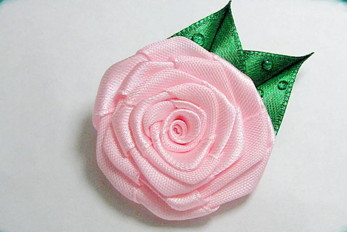 Roses in Kanzashi technique: Master classes manufacturing roses from satin ribbons 5 cm and other sizes. How to make small buddes from organza? 19298_10