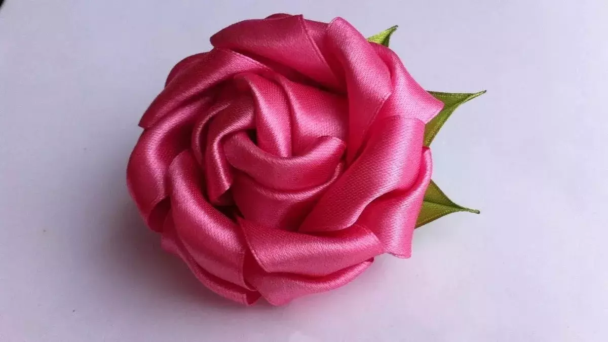 Rožės Kanzashi Technika: Master Klasės, gaminančios rožes nuo satino juostelės 5 cm ir kitų dydžių. Kaip padaryti mažus buddes iš Organza? 19298_12