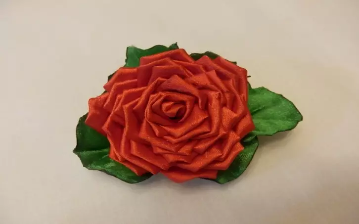 ROSES EN LA TÉCNICA DE KANZASHI: Clases magistrales Fabricación de rosas de cintas de satén 5 cm y otros tamaños. ¿Cómo hacer pequeños Buddes de Organza? 19298_13