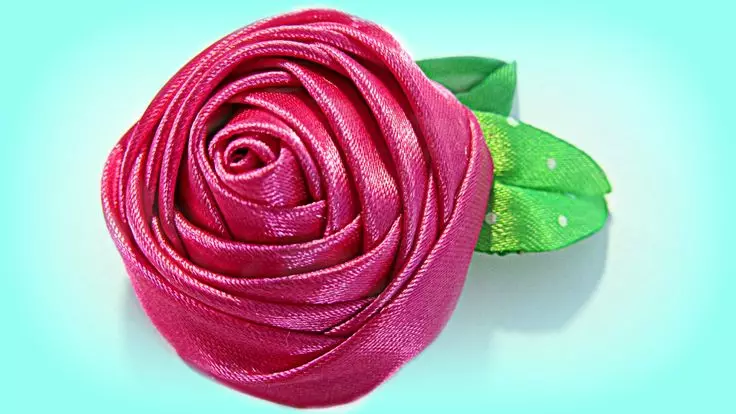 Mawar ing teknik Kanzashi: Master Manufaktur Mawar saka Satin Ribbons 5 cm lan ukuran liyane. Kepiye cara nggawe kabuduhan cilik saka Organza? 19298_16
