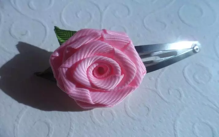 Roses katika Technique Kanzashi: Madarasa Madawa Viwanda Roses kutoka ribbons satin 5 cm na ukubwa mwingine. Jinsi ya kufanya wapenzi wadogo kutoka Organza? 19298_17