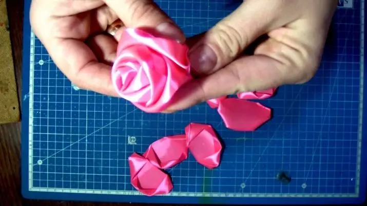 कानझाशी तंत्रात गुलाब: सॅटिन रिबनपासून 5 सें.मी. आणि इतर आकारांचे मास्टर क्लासचे उत्पादन गुलाब. ऑर्गेझा पासून लहान beddes कसे बनवायचे? 19298_28