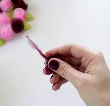 Mawar ing teknik Kanzashi: Master Manufaktur Mawar saka Satin Ribbons 5 cm lan ukuran liyane. Kepiye cara nggawe kabuduhan cilik saka Organza? 19298_29