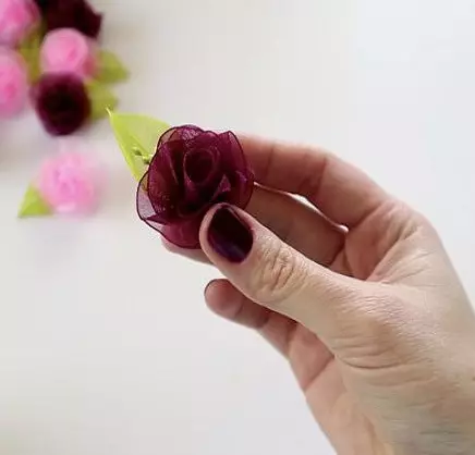 Mawar ing teknik Kanzashi: Master Manufaktur Mawar saka Satin Ribbons 5 cm lan ukuran liyane. Kepiye cara nggawe kabuduhan cilik saka Organza? 19298_31