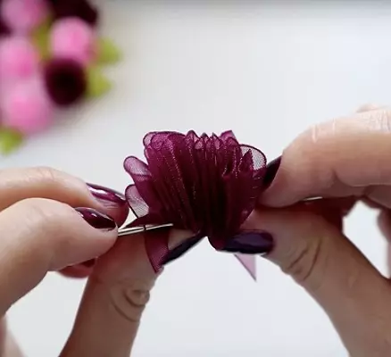 Kanzashi ٹیکنالوجی میں گلاب: ساٹن ربن سے مینوفیکچرنگ گلابوں 5 سینٹی میٹر اور دیگر سائز ماسٹر کلاسوں. کس طرح organza سے چھوٹے buddes بنانے کے لئے؟ 19298_32