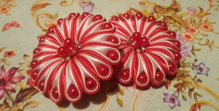 Marshmallows í Kanzashi Technique: Gerð bows-massifiers frá borðum með perlur, meistaranámskeið fyrir byrjendur, boga Marsfirka frá föstu borði með eigin höndum 19306_52