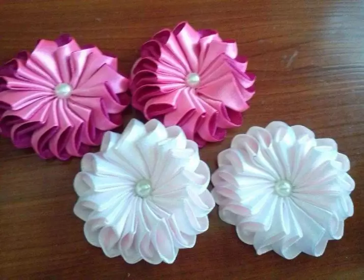 Marshmallows í Kanzashi Technique: Gerð bows-massifiers frá borðum með perlur, meistaranámskeið fyrir byrjendur, boga Marsfirka frá föstu borði með eigin höndum 19306_53