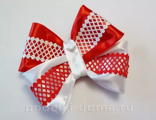 Bows Kanzashi tehnikā (59 fotogrāfijas): jaunumi neparastiem matu lokiem no lentēm, meistarklases. Kā padarīt priekšgala no Reps lentes 5 cm darīt to pats? Citas iespējas 19313_44