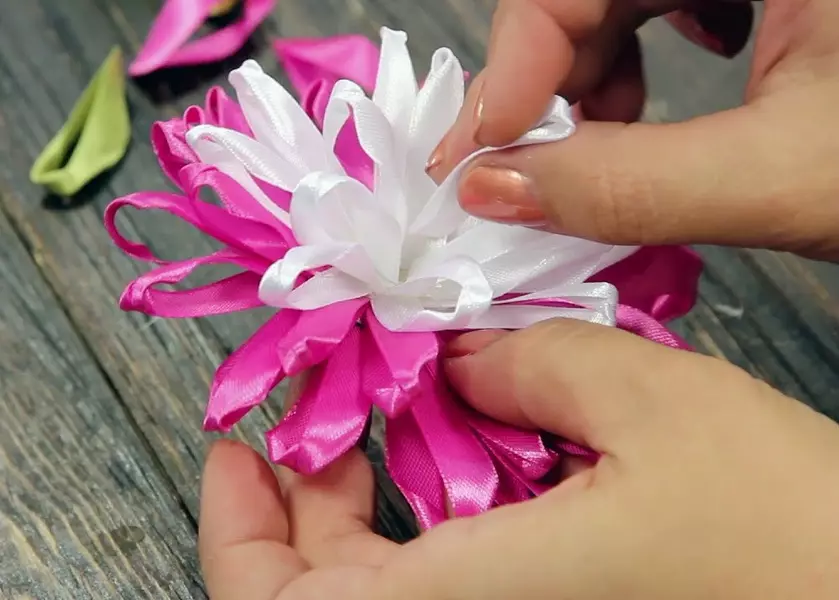 Bows Kanzashi tehnikā (59 fotogrāfijas): jaunumi neparastiem matu lokiem no lentēm, meistarklases. Kā padarīt priekšgala no Reps lentes 5 cm darīt to pats? Citas iespējas 19313_8