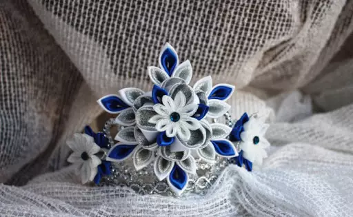 Kanzashi ٹیکنالوجی میں Snowflake: Snowflake تاج اور Snowflake تاج اور Snowflake پھول ان کے اپنے ہاتھوں، ماسٹر کلاس اور نئے خیالات کے ساتھ Snowflake تاج اور Snowflake پھول 19322_32