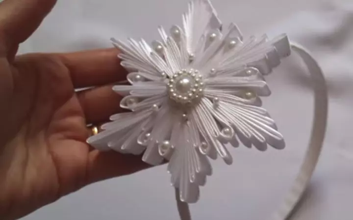 Kanzashi ٹیکنالوجی میں Snowflake: Snowflake تاج اور Snowflake تاج اور Snowflake پھول ان کے اپنے ہاتھوں، ماسٹر کلاس اور نئے خیالات کے ساتھ Snowflake تاج اور Snowflake پھول 19322_33