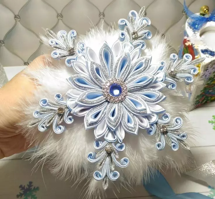 Kanzashi ٹیکنالوجی میں Snowflake: Snowflake تاج اور Snowflake تاج اور Snowflake پھول ان کے اپنے ہاتھوں، ماسٹر کلاس اور نئے خیالات کے ساتھ Snowflake تاج اور Snowflake پھول 19322_9