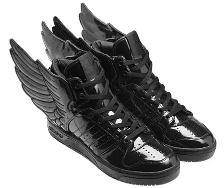 Sneakers ერთად ფრთები (38 ფოტო): Winged ბრენდირებული მოდელები 1932_31