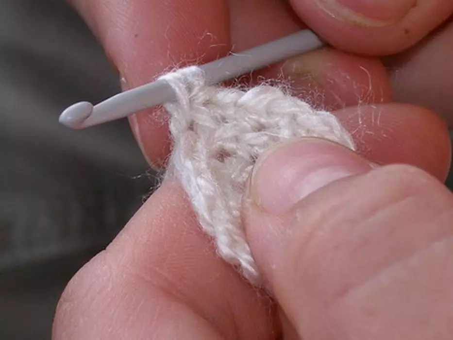 Roing med hekle når strikking amigurum: Hvordan lage en loop lettelse i en sirkel? Hvordan strikke usynlig nøyaktig? 19333_10