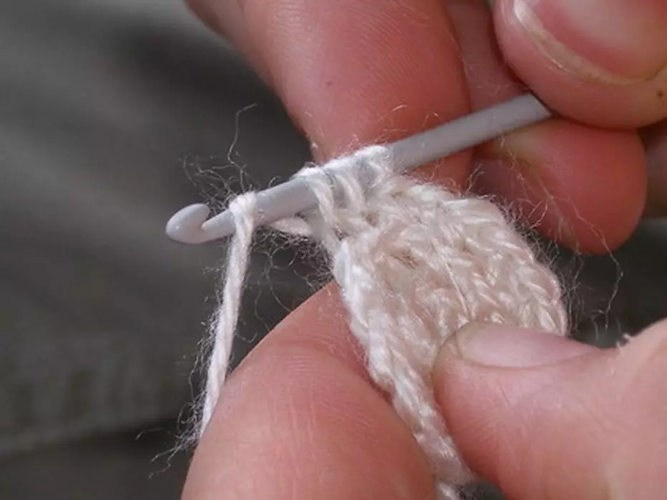 Pag-agay sa Crochet kung Knitting Amigurum: Giunsa paghimo ang usa ka loop nga kahupayan sa usa ka lingin? Giunsa ang pag-ikog sa dili tukma? 19333_11