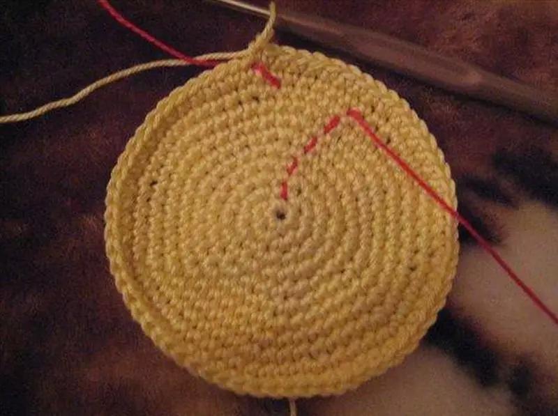 Ukugoqa nge-crochet lapho i-knitting amigurum: Ungayenza kanjani impumuzo ye-loop embuthanweni? Ungabonakali kanjani ngokunembe? 19333_4