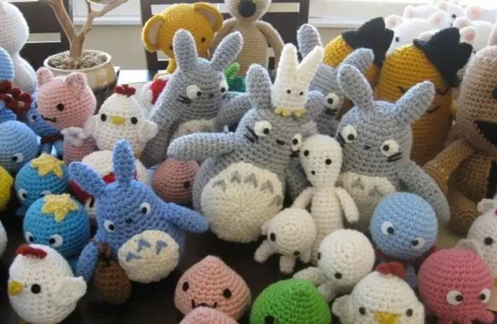 AMIGURUM Dolls (49 լուսանկար). Նկարագրություն եւ կոկորդի սխեմաներ, շրջանակի տրիկոտաժե խաղալիքների առանձնահատկություններ, քայլ առ քայլ վարպետության դասեր 19348_3